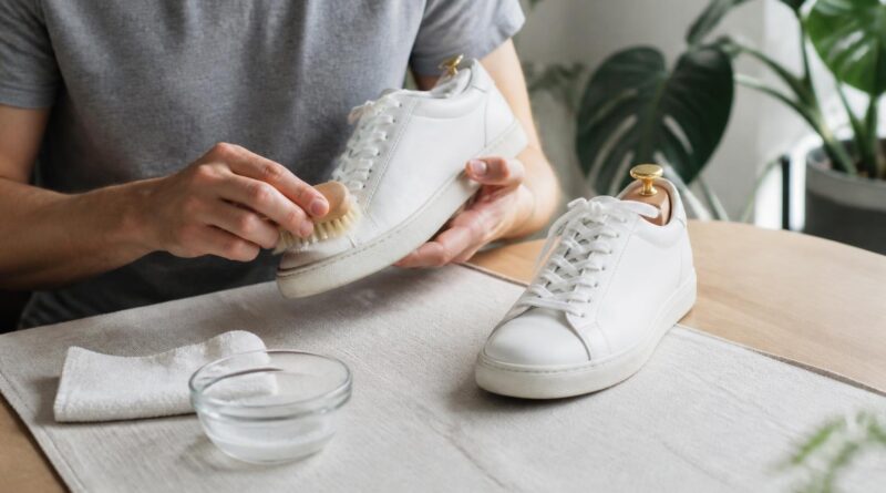 Sneakers dibersihkan dengan sikat lembut dan larutan pembersih ringan di atas meja