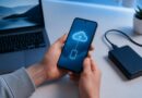 Ponsel Android diletakkan di dekat laptop dan media penyimpanan sebagai gambaran proses pencadangan data sebelum reset