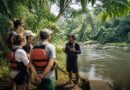 Pemandu lokal memberikan pengarahan keselamatan kepada wisatawan di tepi sungai kawasan alam