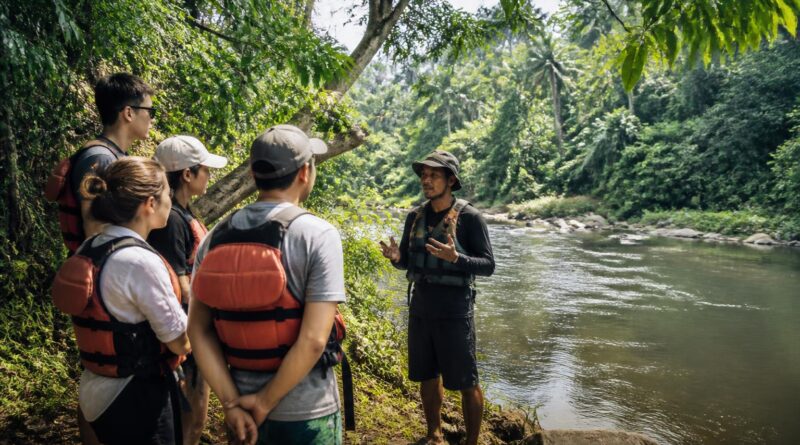 Pemandu lokal memberikan pengarahan keselamatan kepada wisatawan di tepi sungai kawasan alam