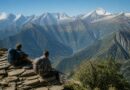 Wisatawan beristirahat di area pegunungan dengan latar puncak dan lembah bertingkat