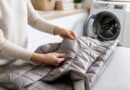 Jaket down sedang dikeringkan dan isinya dipisahkan dengan tangan di area laundry rumah