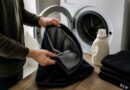 Jeans biru gelap yang dibalik sebelum dicuci dengan deterjen lembut di area laundry rumah