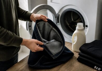 Jeans biru gelap yang dibalik sebelum dicuci dengan deterjen lembut di area laundry rumah