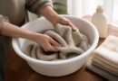 Sweater wol dicuci dengan tangan menggunakan air suam-suam kuku di dalam wadah bersih
