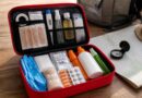 Kotak P3K perjalanan berisi perlengkapan luka, termometer, obat, tabir surya, dan penolak serangga