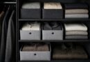 Sweater, pakaian wol, dan jaket terlipat rapi dalam wadah penyimpanan yang tertata di lemari