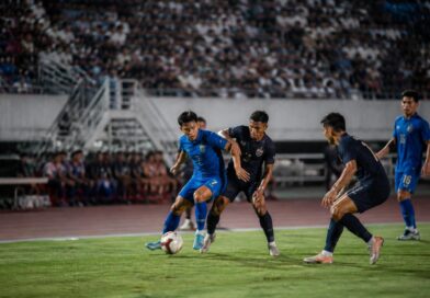 Suasana pertandingan sepak bola klub Asia Tenggara di stadion dengan pemain beradu di lapangan