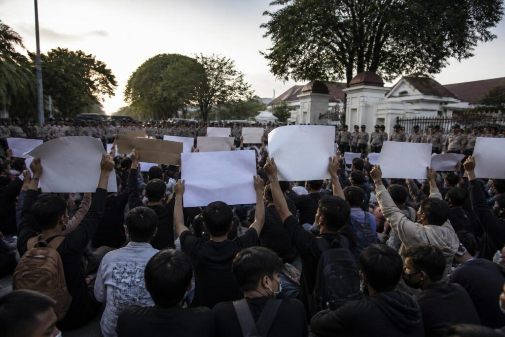 Mahasiswa mengikuti aksi demonstrasi di sekitar kompleks DPRD DIY dengan aparat berjaga di area sekitar