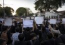 Mahasiswa mengikuti aksi demonstrasi di sekitar kompleks DPRD DIY dengan aparat berjaga di area sekitar