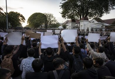 Mahasiswa mengikuti aksi demonstrasi di sekitar kompleks DPRD DIY dengan aparat berjaga di area sekitar