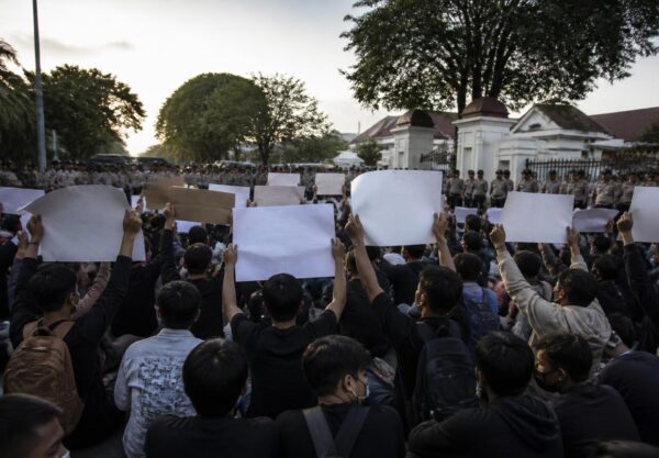 Mahasiswa mengikuti aksi demonstrasi di sekitar kompleks DPRD DIY dengan aparat berjaga di area sekitar