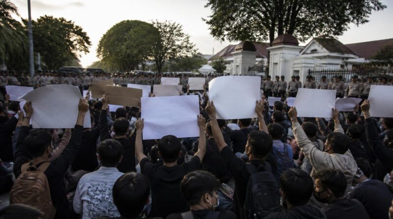 Mahasiswa mengikuti aksi demonstrasi di sekitar kompleks DPRD DIY dengan aparat berjaga di area sekitar