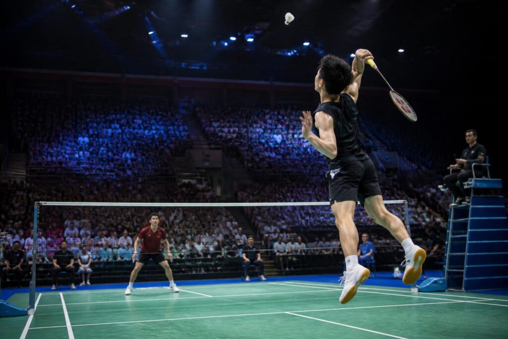 Pertandingan bulu tangkis internasional berlangsung di arena dengan penonton di Odense, Denmark