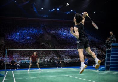 Pertandingan bulu tangkis internasional berlangsung di arena dengan penonton di Odense, Denmark
