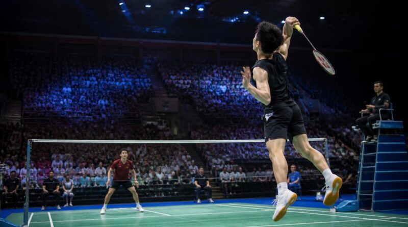 Pertandingan bulu tangkis internasional berlangsung di arena dengan penonton di Odense, Denmark