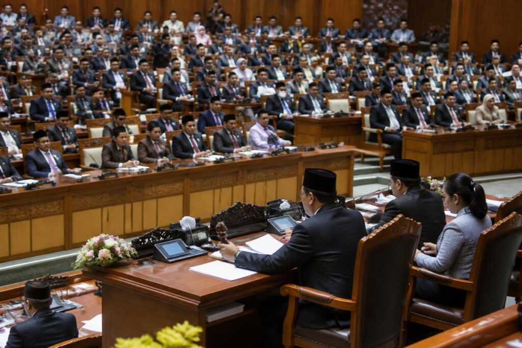 Suasana sidang paripurna DPR RI dengan anggota parlemen mengikuti rapat resmi