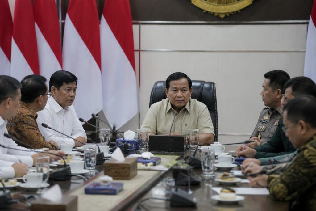Suasana koordinasi pejabat pemerintah bidang politik dan keamanan di ruang rapat kementerian di Jakarta