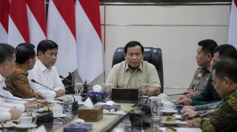 Suasana koordinasi pejabat pemerintah bidang politik dan keamanan di ruang rapat kementerian di Jakarta