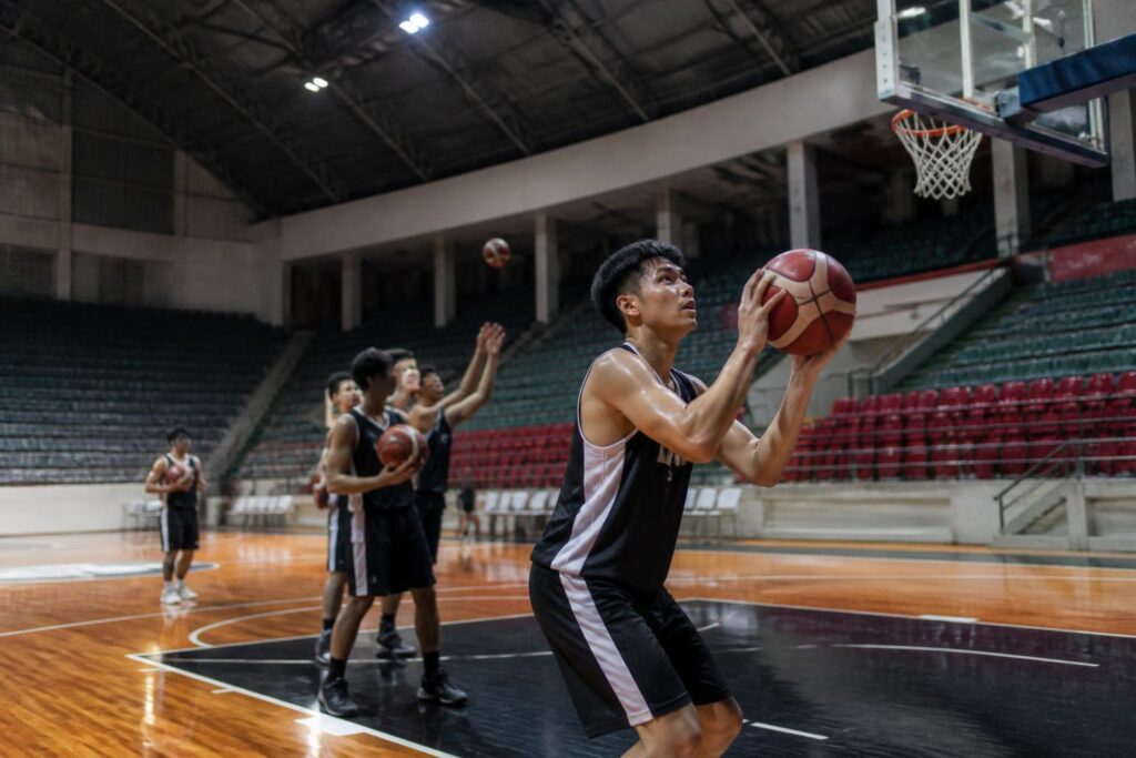 Pemain basket Indonesia melakukan pemanasan di lapangan indoor menjelang pertandingan turnamen di Bogor