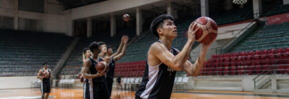 Pemain basket Indonesia melakukan pemanasan di lapangan indoor menjelang pertandingan turnamen di Bogor