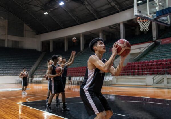 Pemain basket Indonesia melakukan pemanasan di lapangan indoor menjelang pertandingan turnamen di Bogor