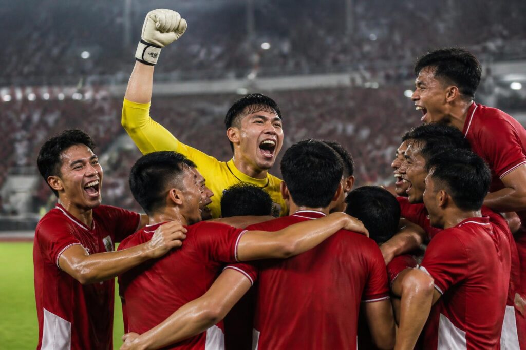Pemain tim nasional Indonesia merayakan gelar juara FIFA ASEAN Cup 2026 di lapangan stadion Jakarta