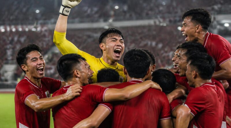 Pemain tim nasional Indonesia merayakan gelar juara FIFA ASEAN Cup 2026 di lapangan stadion Jakarta
