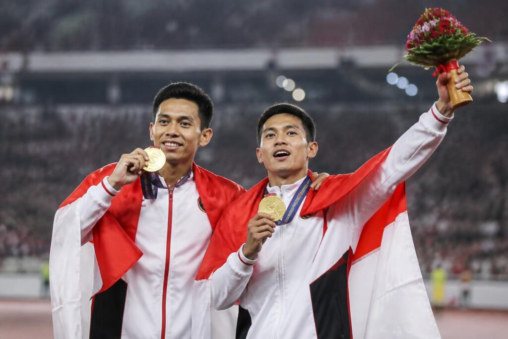 Atlet Indonesia merayakan keberhasilan meraih medali dalam ajang olahraga Asian Games
