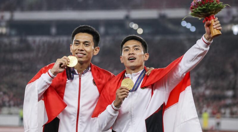 Atlet Indonesia merayakan keberhasilan meraih medali dalam ajang olahraga Asian Games
