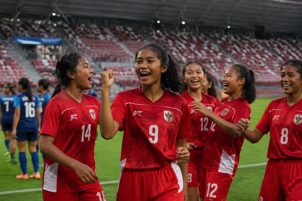 Pemain Timnas putri U-17 Indonesia merayakan kemenangan dalam pertandingan sepak bola di stadion