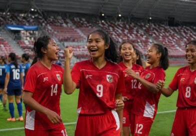 Pemain Timnas putri U-17 Indonesia merayakan kemenangan dalam pertandingan sepak bola di stadion