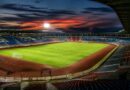 Lapangan stadion sepak bola Indonesia yang diterangi lampu pada suasana menjelang pertandingan