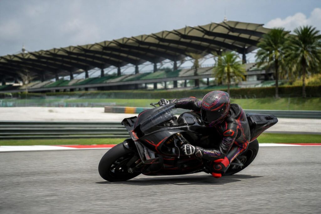 Pembalap MotoGP melaju di lintasan Sirkuit Internasional Sepang dalam sesi latihan