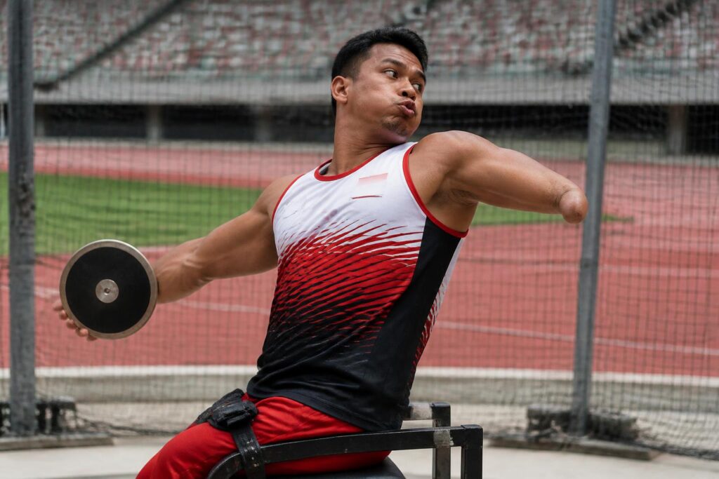 Atlet para-atletik Indonesia melakukan lemparan cakram di stadion pada ajang olahraga di Nagoya.