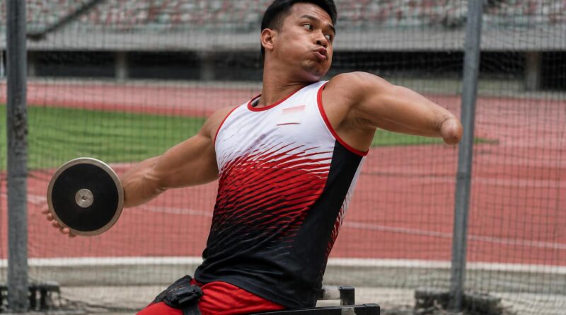 Atlet para-atletik Indonesia melakukan lemparan cakram di stadion pada ajang olahraga di Nagoya.