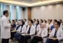 Dokter dan dokter gigi muda mengikuti pembekalan bersama seorang pendamping medis di ruang pelatihan