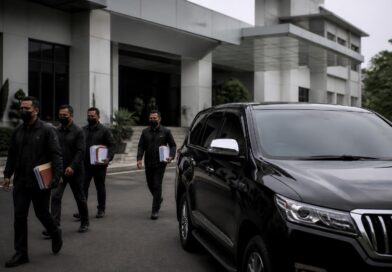 Ilustrasi penyidikan KPK dengan kendaraan SUV di depan gedung perkantoran pemerintahan