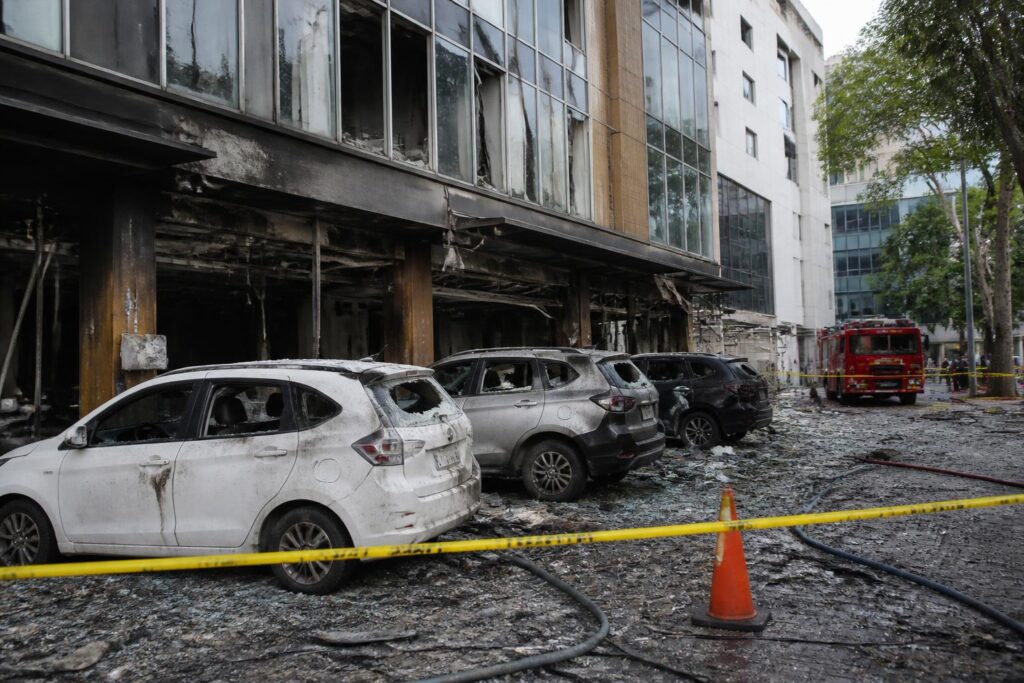 Bangunan dan kendaraan di kawasan komersial Pakuwon City Surabaya mengalami kerusakan setelah ledakan