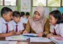 Guru berdiskusi dengan siswa sekolah dasar di ruang kelas saat meninjau proses pembelajaran