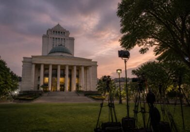 Gedung Mahkamah Konstitusi dalam suasana pemberitaan putusan perkara syarat pendidikan Gibran