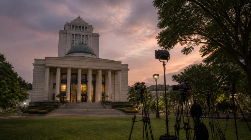 Gedung Mahkamah Konstitusi dalam suasana pemberitaan putusan perkara syarat pendidikan Gibran