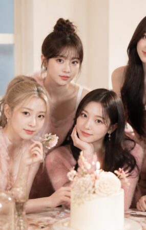 Enam anggota grup perempuan tampil bersama dalam suasana perayaan bernuansa dreamy untuk menggambarkan comeback musik