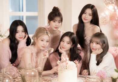 Enam anggota grup perempuan tampil bersama dalam suasana perayaan bernuansa dreamy untuk menggambarkan comeback musik
