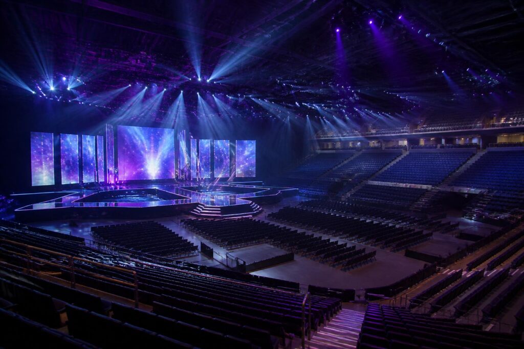 Panggung arena penghargaan musik di Osaka dengan pencahayaan biru dan ungu sebelum acara dimulai