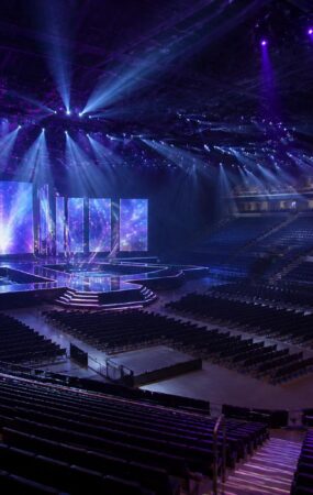 Panggung arena penghargaan musik di Osaka dengan pencahayaan biru dan ungu sebelum acara dimulai