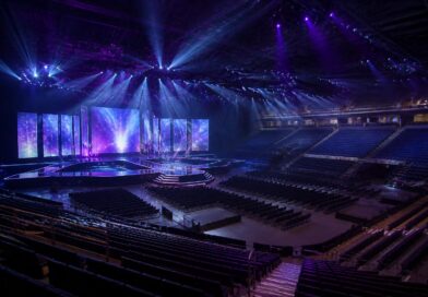 Panggung arena penghargaan musik di Osaka dengan pencahayaan biru dan ungu sebelum acara dimulai
