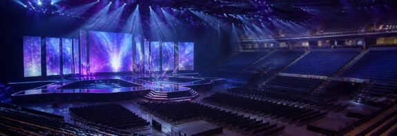 Panggung arena penghargaan musik di Osaka dengan pencahayaan biru dan ungu sebelum acara dimulai