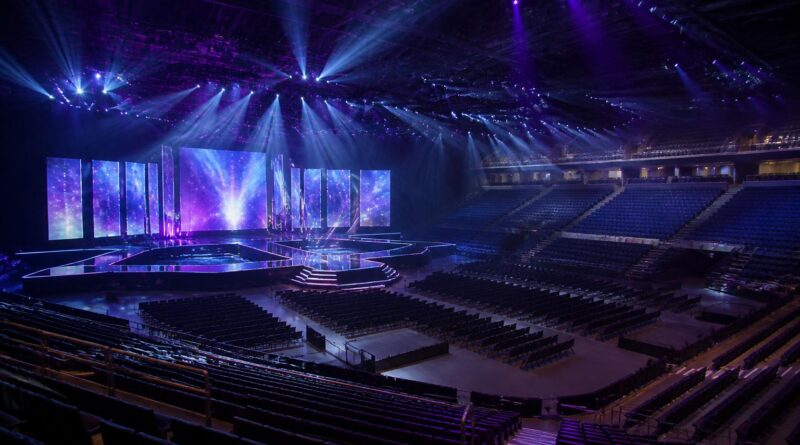 Panggung arena penghargaan musik di Osaka dengan pencahayaan biru dan ungu sebelum acara dimulai