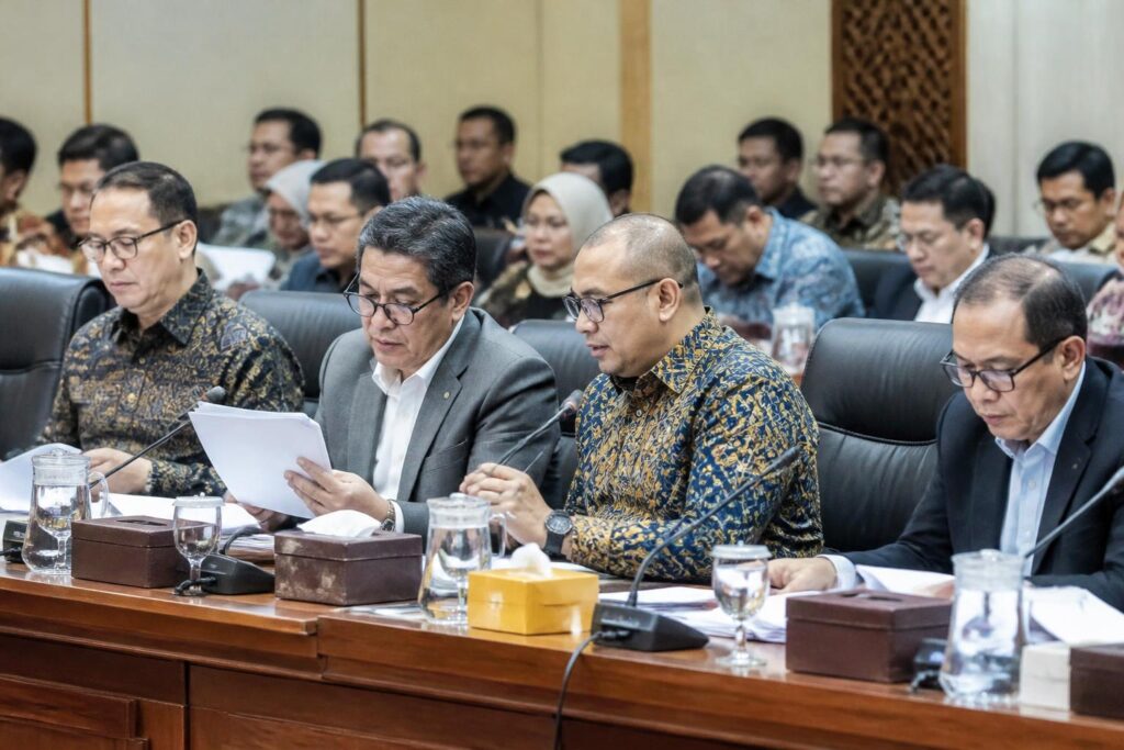 Suasana rapat komite parlemen membahas dokumen revisi undang-undang pemilu dengan peserta menyimak di ruang sidang